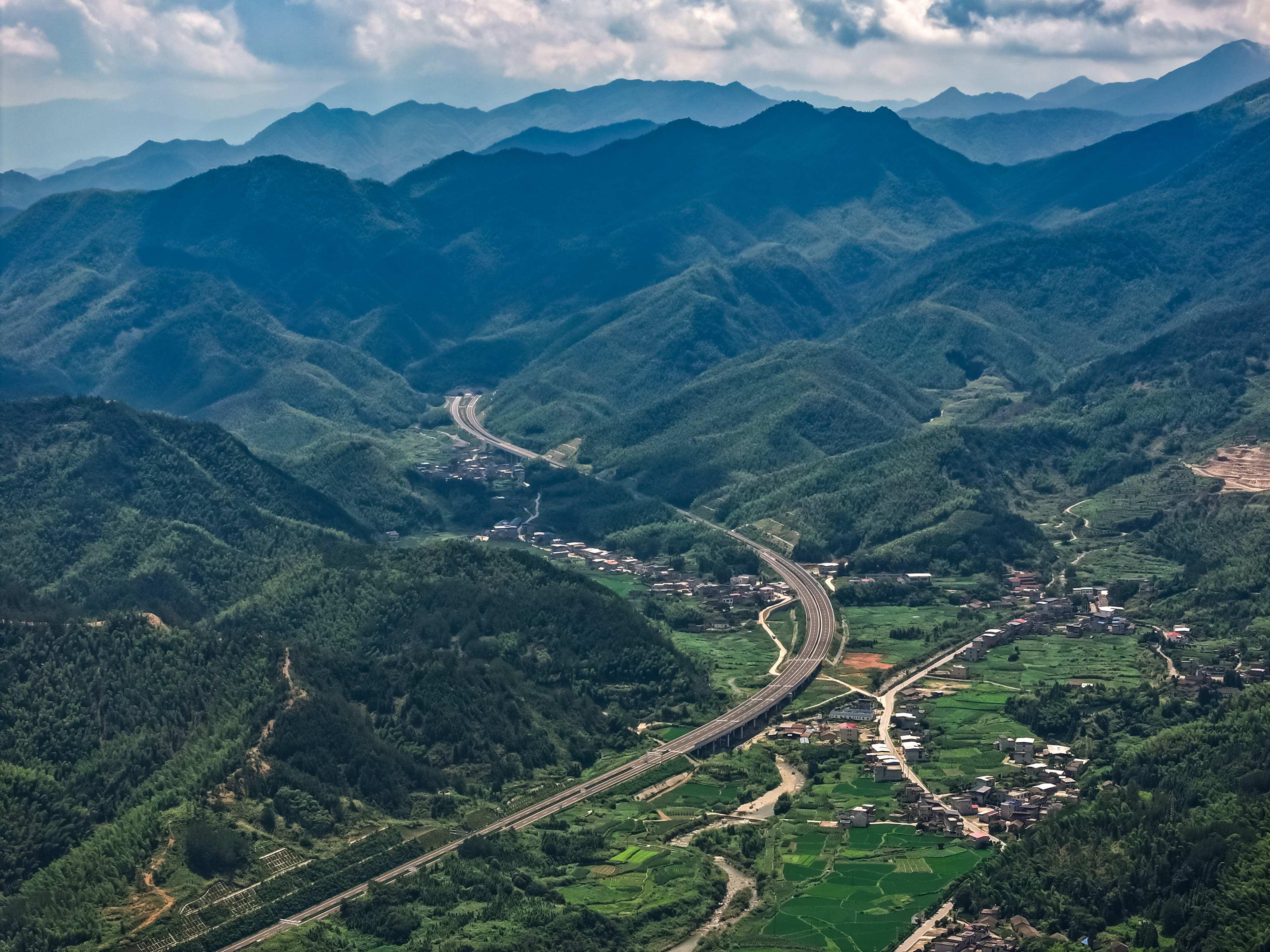 九宮山避暑添快車道！通山至武寧高速湖北段通車運(yùn)營